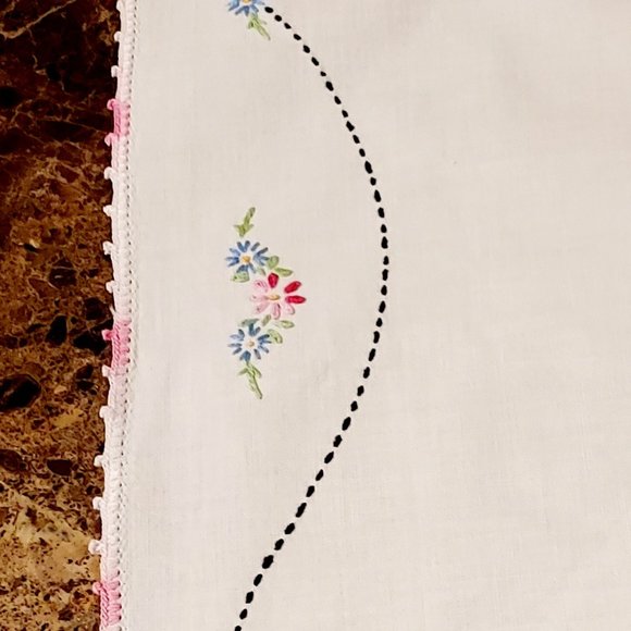 1960's Vintage Dresser/Table Scarf Hand Embroidered & Crocheted 12” X 33" - Picture 6 of 12